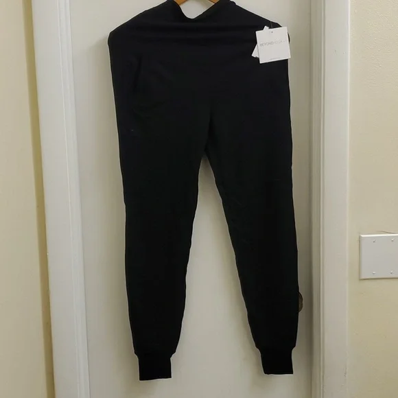 🤩New with tags Beyond Yoga fleece sweatpants and short sleeve tee